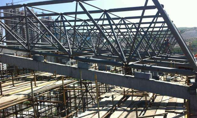 东兴简述网架公司的黑色压型钢板的吊装步履